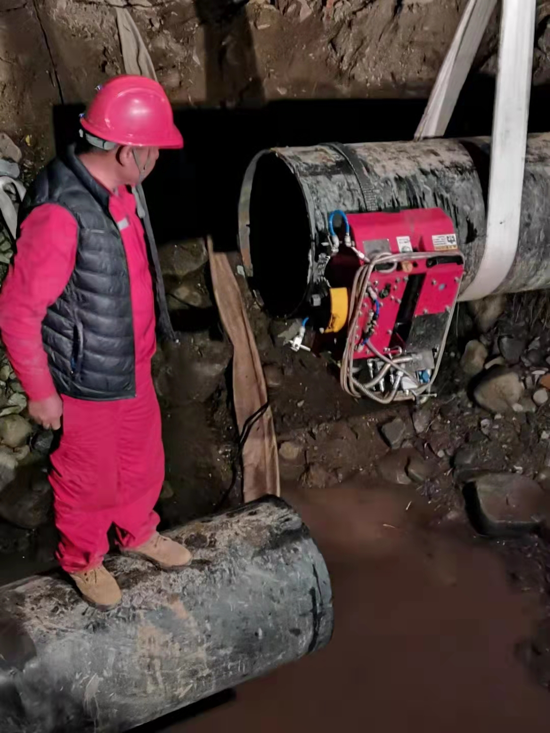 煤氣管道切割爬管機應(yīng)用